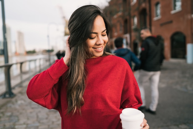 Joven mujer sosteniendo una taza de café