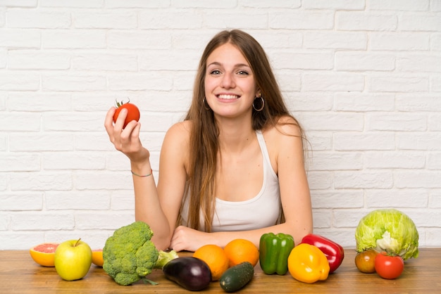 Joven mujer sosteniendo un tomate