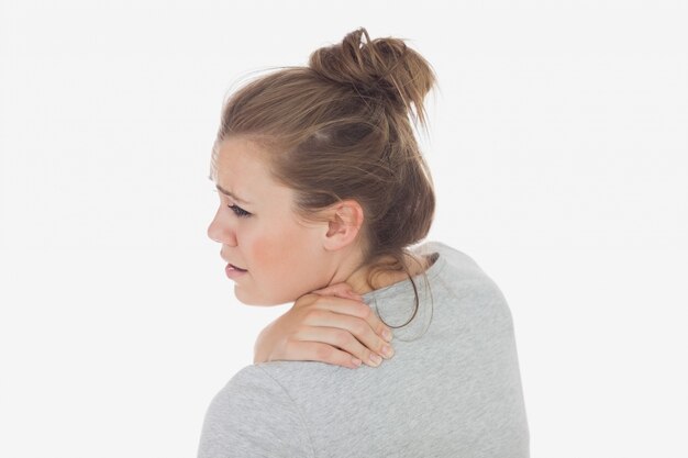 Joven mujer sufriendo de dolor de espalda