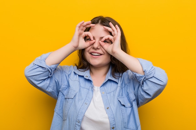 Joven mujer de talla grande con curvas que muestra bien firmar sobre los ojos