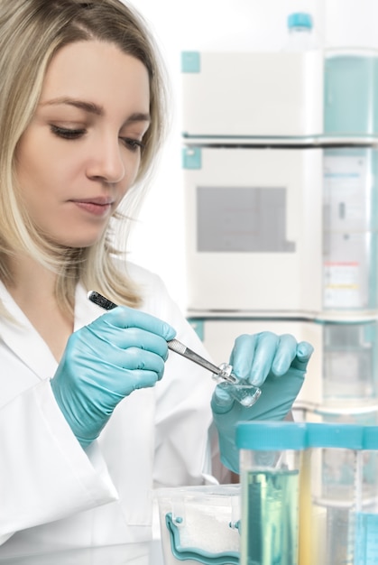 Joven mujer tecnología o científico trabajando en laboratorio