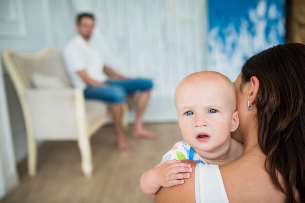 Joven mujer tiene un niño pequeño