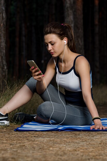 Joven mujer tomando un descanso