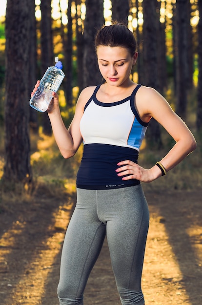 Joven mujer tomando un descanso