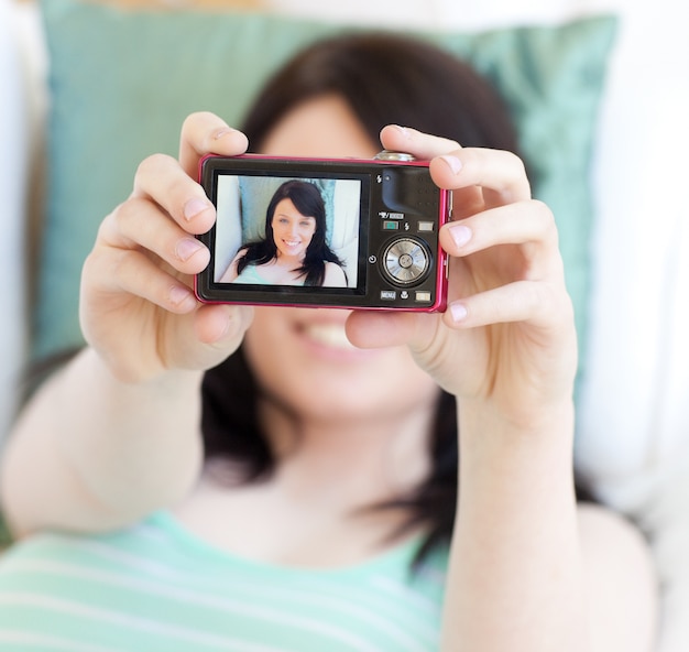 Joven mujer tomando una foto de ella misma