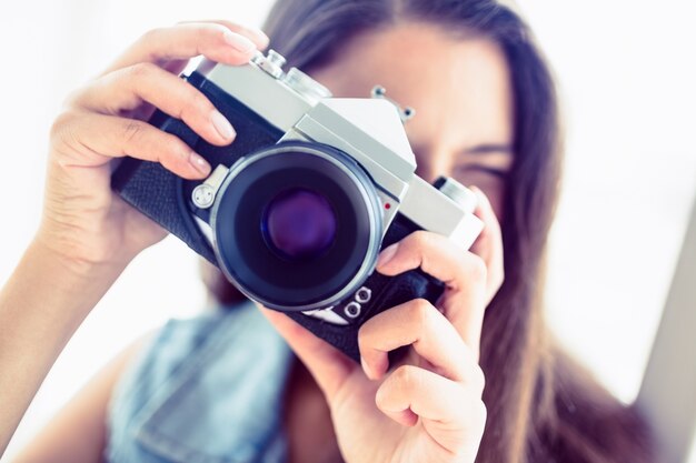 Joven mujer tomando una foto