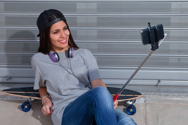 Joven mujer tomando selfie