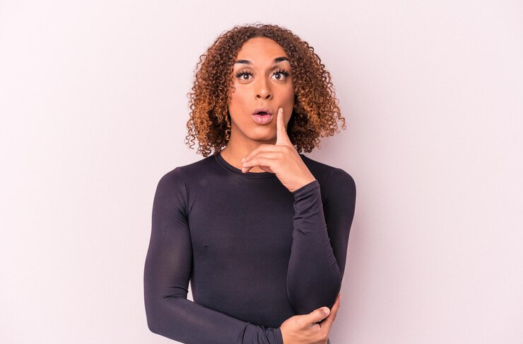 Foto joven mujer transexual latina aislada de fondo rosa que tiene una gran idea, concepto de creatividad.