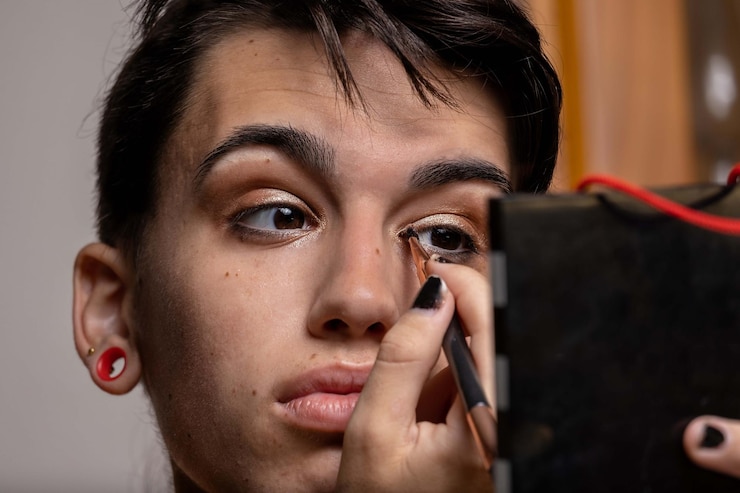 Foto joven mujer transgénero poniéndose los ojos vida diaria