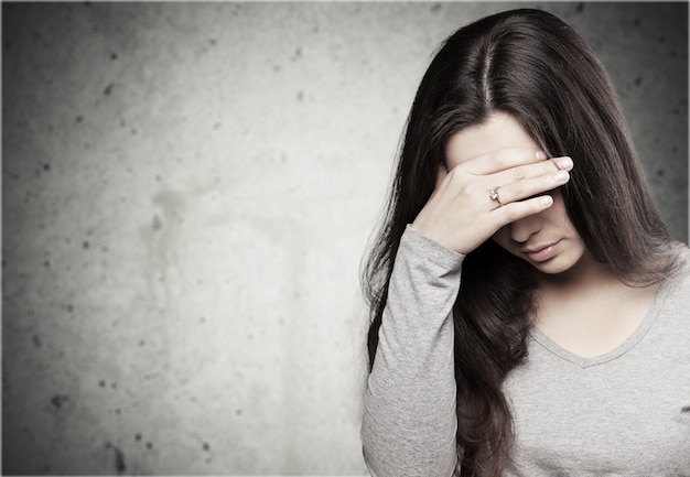 Joven, mujer triste, en, plano de fondo