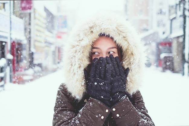 Joven mujer turística asiática en invierno, Sapporo - Japón.