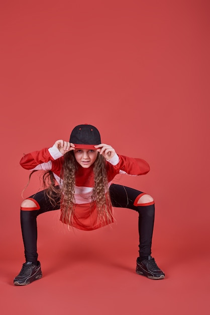 Joven mujer urbana bailando, moderna delgada adolescente de estilo hip-hop