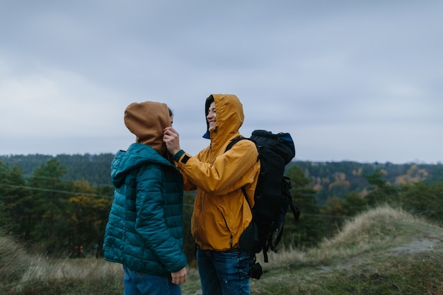 Joven y mujer viajando juntos