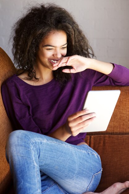 Joven mujer viendo la película en tableta digital