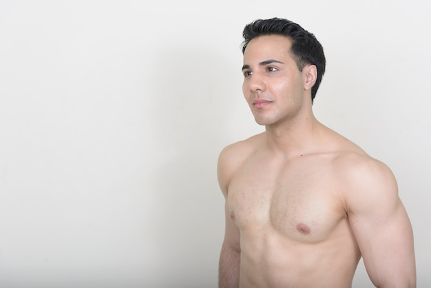 joven musculoso guapo sin camisa en blanco