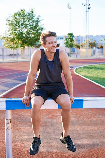 Joven musculoso posando en el estadio