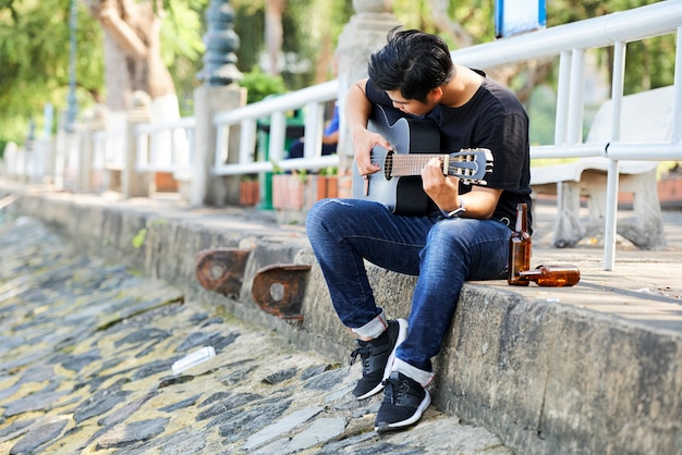 Joven músico tocando la guitarra