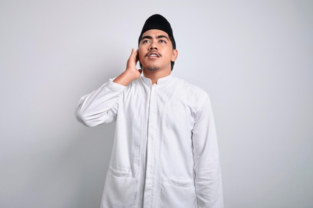 Foto joven musulmán asiático haciendo el llamado a la oración o iqamah