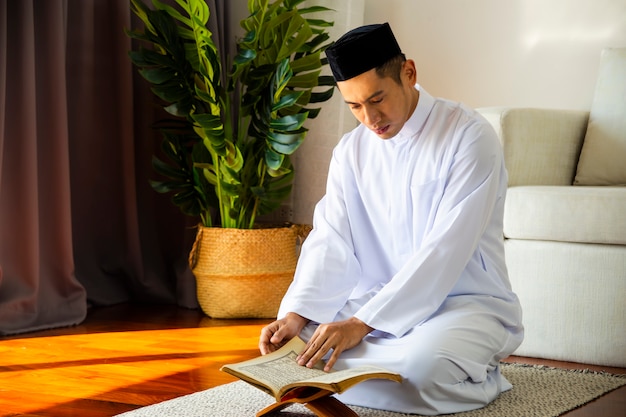 Joven musulmán haciendo oración tradicional a Allah