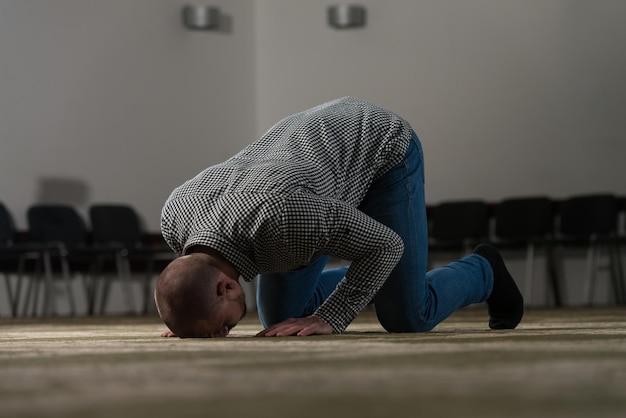 Joven musulmán haciendo oración tradicional a Dios Alá