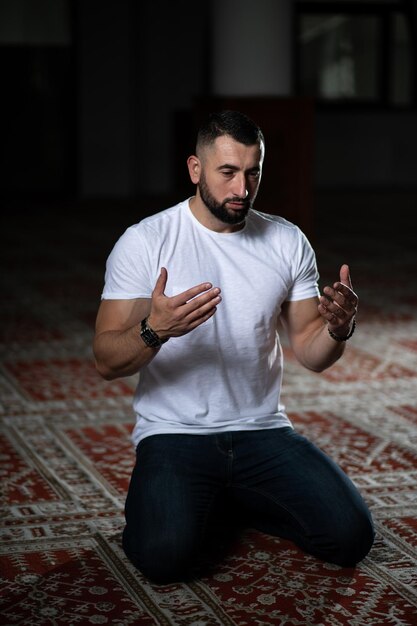 Joven musulmán rezando