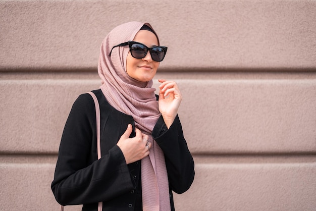 Una joven musulmana con hijab de moda aislada en el fondo