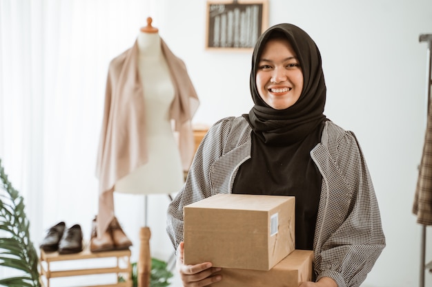 Joven musulmana con un hijab trabajando