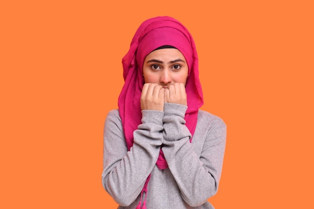 Joven musulmana vistiendo hijab agradable conversación telefónica modelo paquistaní indio