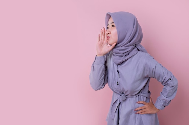 Joven musulmana vistiendo un hijab azul