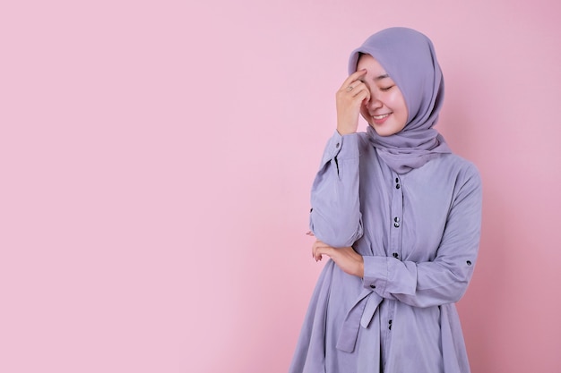 Joven musulmana vistiendo un hijab azul