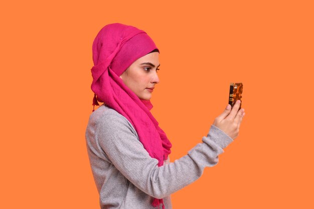 Joven musulmana vistiendo hijab y modelo paquistaní indio de ojos cerrados