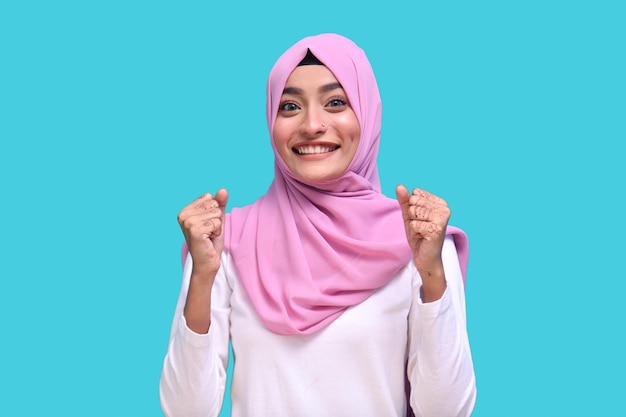 Joven musulmana vistiendo hijab rosa modelo paquistaní indio feliz y alegre