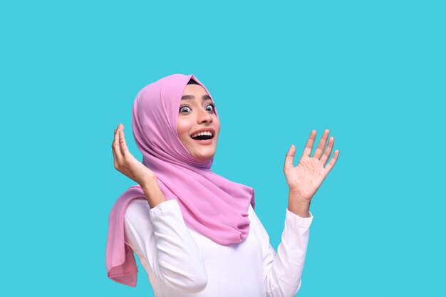 Joven musulmana vistiendo hijab rosa modelo paquistaní indio feliz y alegre