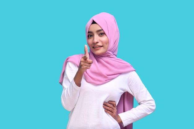 Joven musulmana vistiendo hijab sonriendo posando en la cámara modelo paquistaní indio