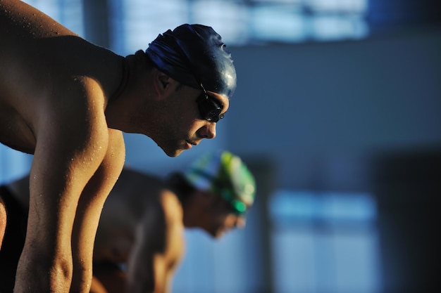 joven nadador en el comienzo de la natación