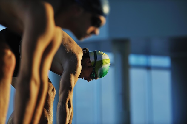 joven nadador en el comienzo de la natación