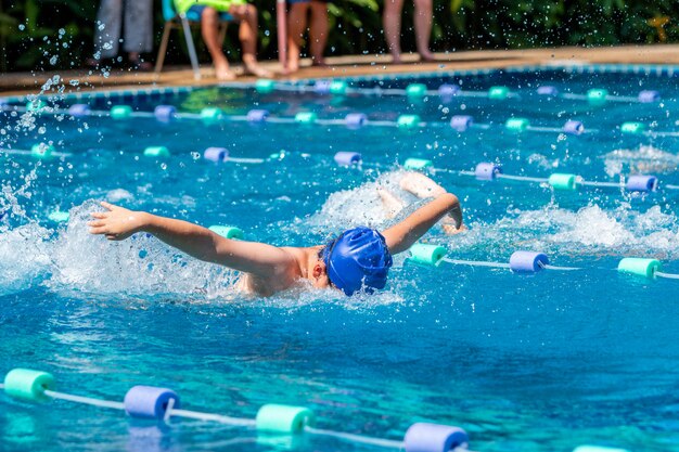 Joven nadador haciendo mariposa en una piscina