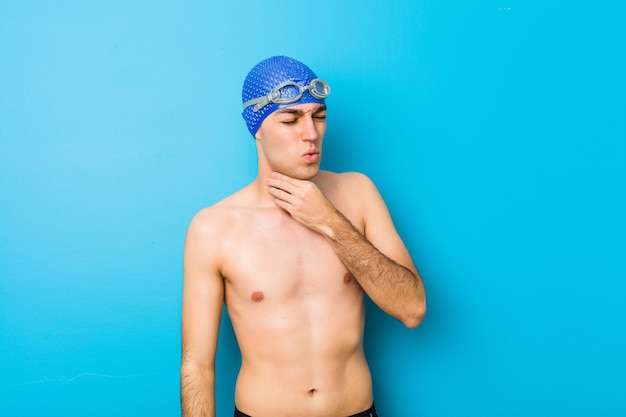 El joven nadador sufre dolor en la garganta debido a un virus o infección.