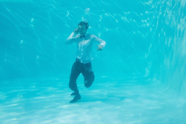 Joven nadando bajo el agua