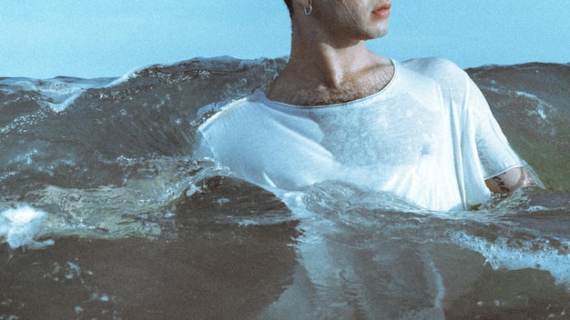 Joven nadando en el mar salpicado