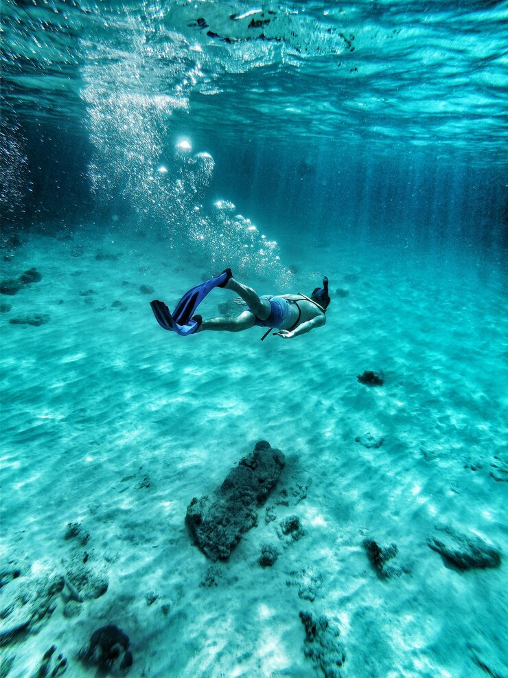 Foto un joven nadando en el mar
