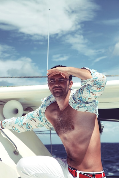 Joven navegando en su barco en mar abierto