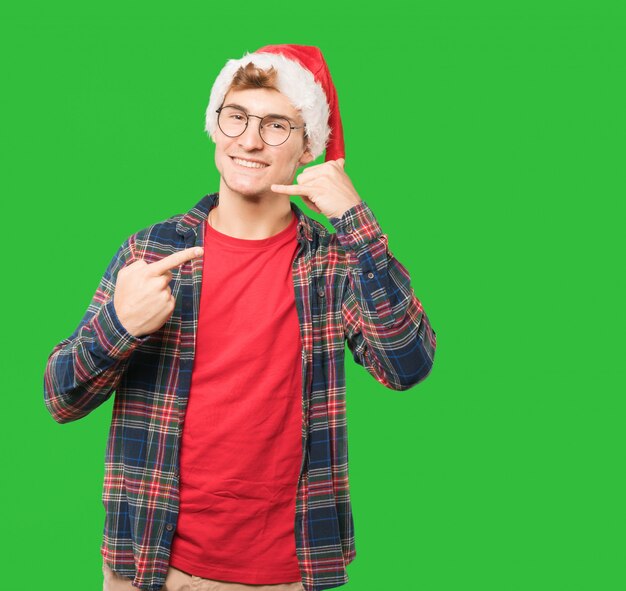 Joven en Navidad haciendo gestos