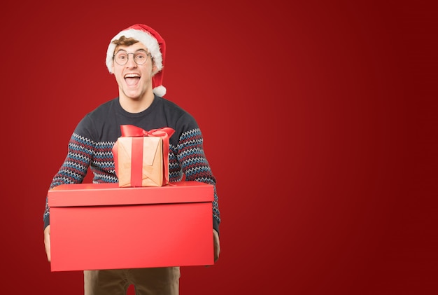 Joven en Navidad haciendo gestos