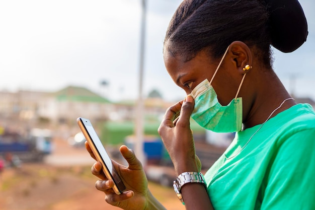 Joven negra africana con mascarilla para prevenir la propagación del virus de la corona. influenza usando mascarilla facial creando conciencia sobre el uso de mascarilla nasal