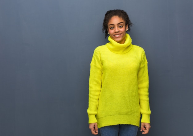 Joven negra alegre con una gran sonrisa