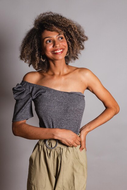 Foto joven negra brasileña posando para fotos militancia negra lucha contra el racismo y los prejuicios