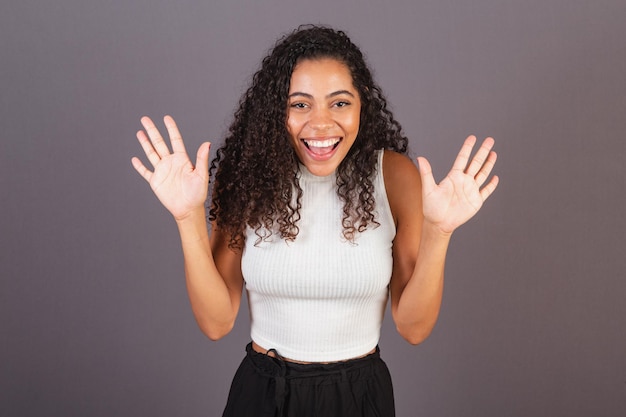 Joven negra brasileña sorprendida wow increíble