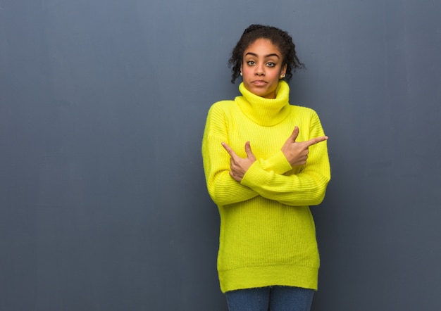 Joven negra decide entre dos opciones