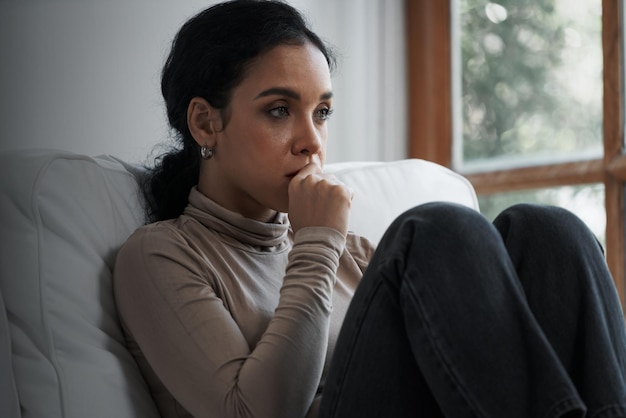 Foto una joven negra deprimida con problemas de salud mental necesita tratamiento crucial.